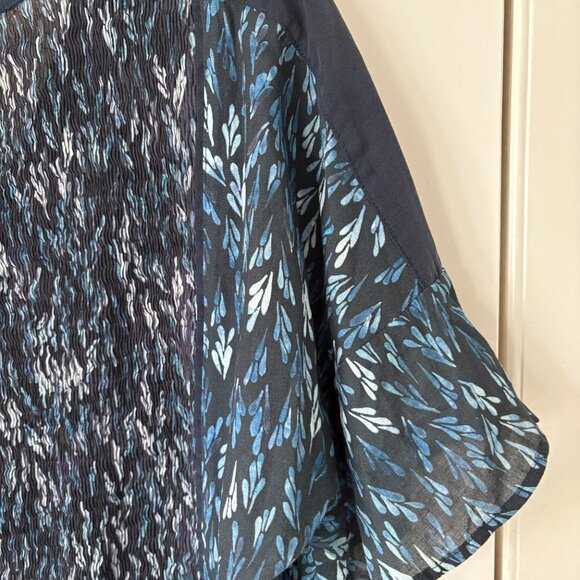 Unique lightweight pleated material blouse - Picture 4 of 6